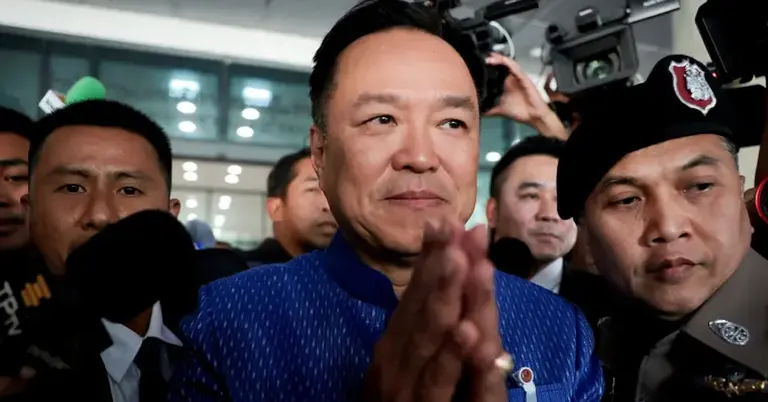 থাইল্যান্ডের প্রধানমন্ত্রী অনুতিন চার্নভিরাকুল